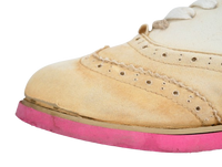 Noda menguning pada bagian upper sepatu putih